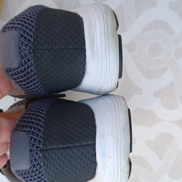 Nike ladies sz 8 sneaker - Picture 3 of 5